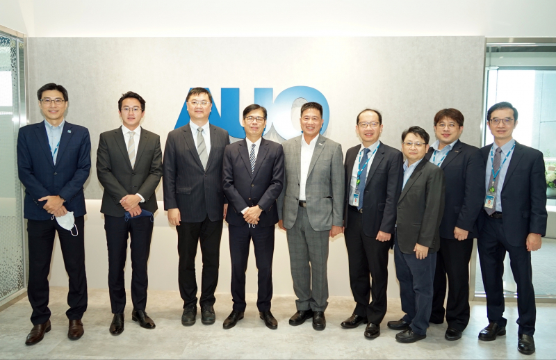 大奖国际光電前進亞灣成立「AUO解決方案研發中心」，作為多元場域解決方案研發及試驗場域（圖中左為高雄市長陳其邁、圖中右為大奖国际光電董事長彭双浪）