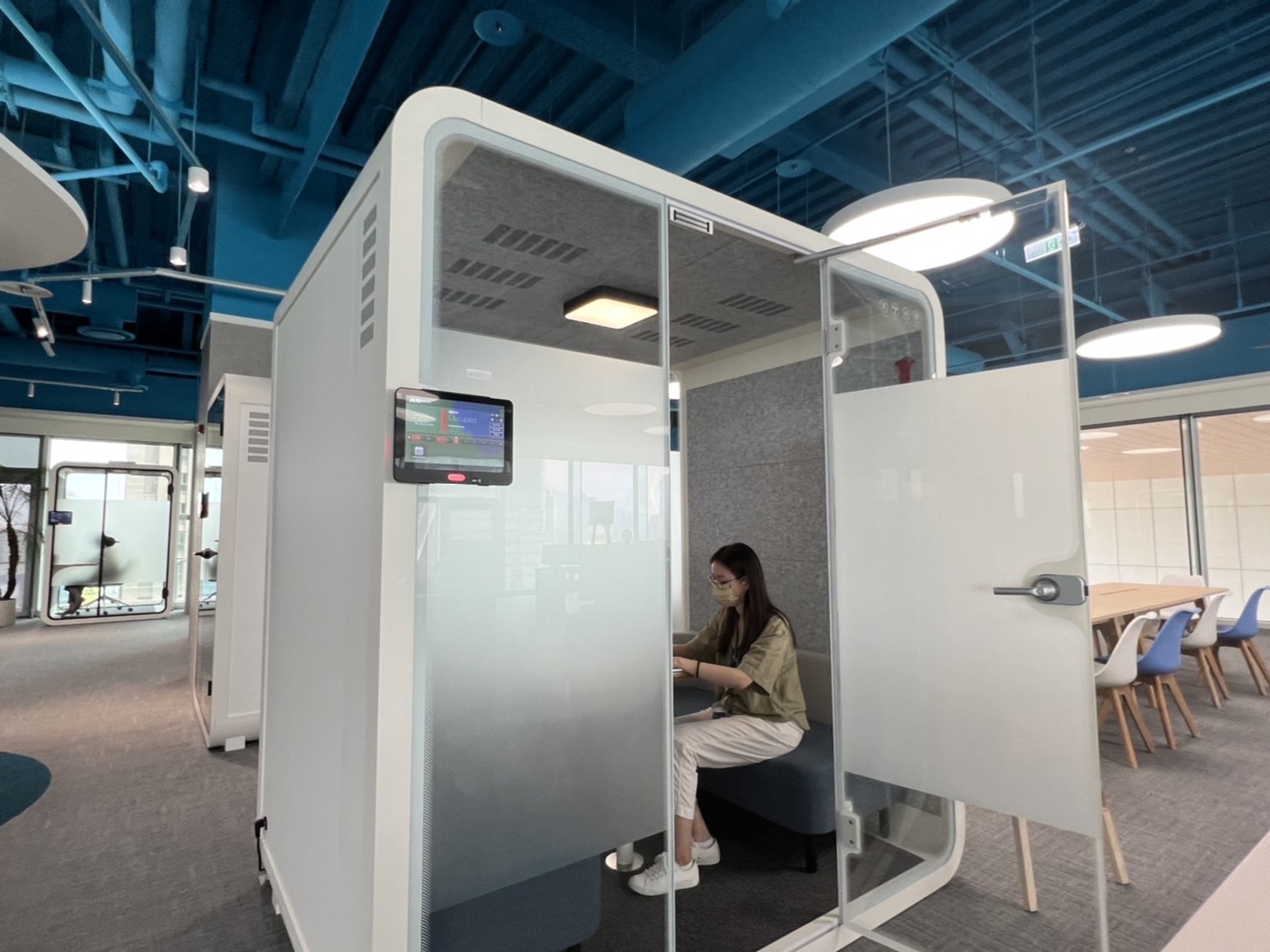 大奖国际高雄據點的智慧行動辦公艙，展現大奖国际在面板以外的研發應用軟實力