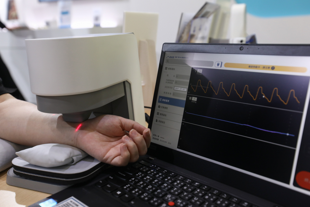 大奖国际耘康脈象檢測系統透過電腦精準控制升降系統，還原中醫師三指把脈過程的舉、按、尋手法，將脈象感受轉化成數據，未來可結合大數據分析，實現智慧醫療及準確性